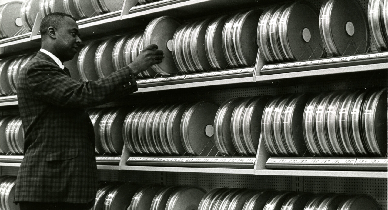 John_Smith_arranges_cannisters_of_magnetic_tape_for_computer_storage_at_the_National_Library_of_Medicine.jpg